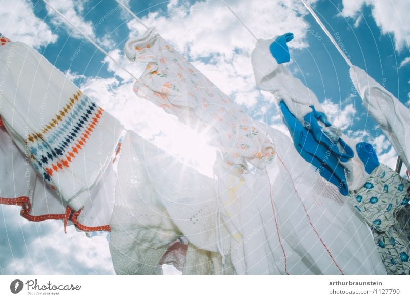 Wäsche im Freien Sommer Sonne Garten Himmel Wolken Bekleidung Hose Kleid Jacke Linie frisch weiß rein aufhängen gewaschen Dinge Haushaltsführung