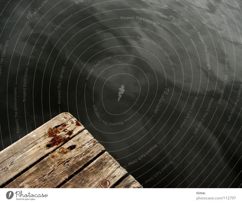 ~ ~ Strukturen & Formen Reflexion & Spiegelung ruhig Wasser Brücke Holz dunkel nass trocken Sicherheit geheimnisvoll Steg feucht tief Oberfläche diagonal Ecke