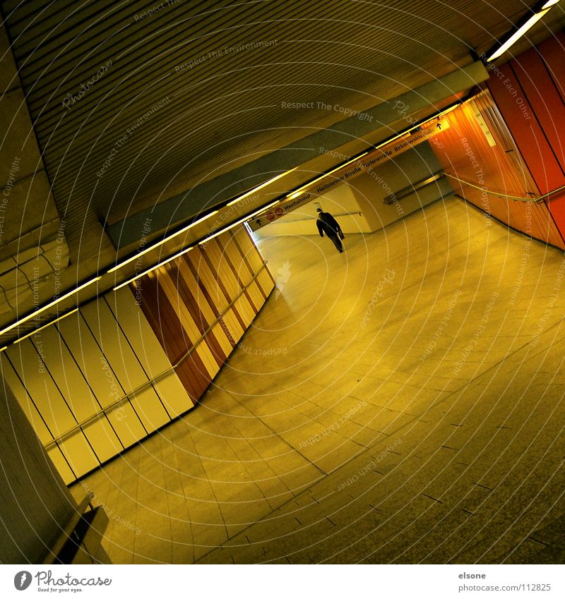 ::LONELY:: Einsamkeit vergessen spät Eisenbahn S-Bahn U-Bahn Schacht Tunnel Fußgängerunterführung Mann schwarz Ferne Anzug Tasche Eile Geschwindigkeit