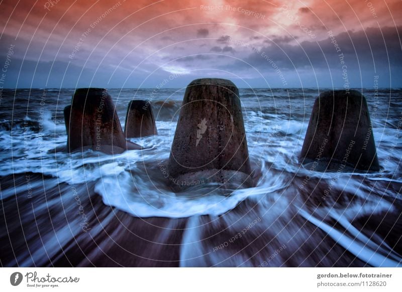 wenn die Flut kommt Landschaft Wasser Winter Unwetter Wellen Küste Nordsee Meer Insel Hafen Beton bedrohlich nass blau orange Sicherheit Schutz Sylt Tetrapoden