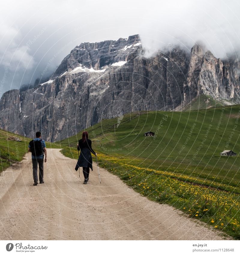 auf Schusters Rappen Ferien & Urlaub & Reisen Tourismus Abenteuer Sommer Sommerurlaub Berge u. Gebirge wandern Junge Frau Jugendliche Erwachsene Mann 2 Mensch