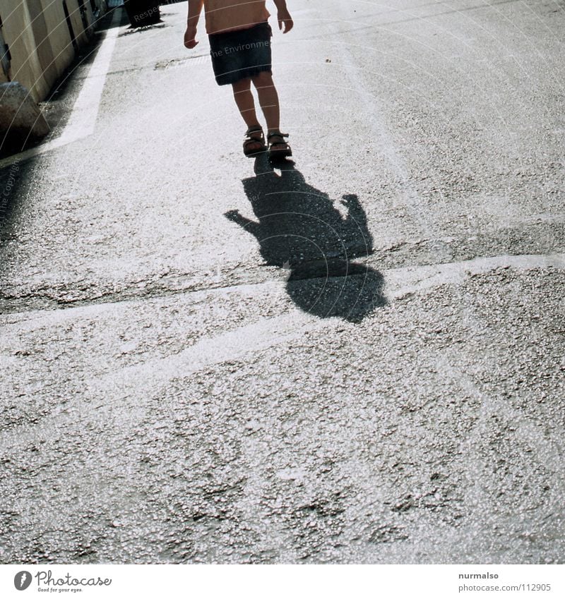 Morgenspaziergang Gegenlicht Asphalt Bürgersteig Einsamkeit Wunsch gegen Gasse Geborgenheit Freude Spielen Sommer Schatten laufen Wege & Pfade Straße Angst