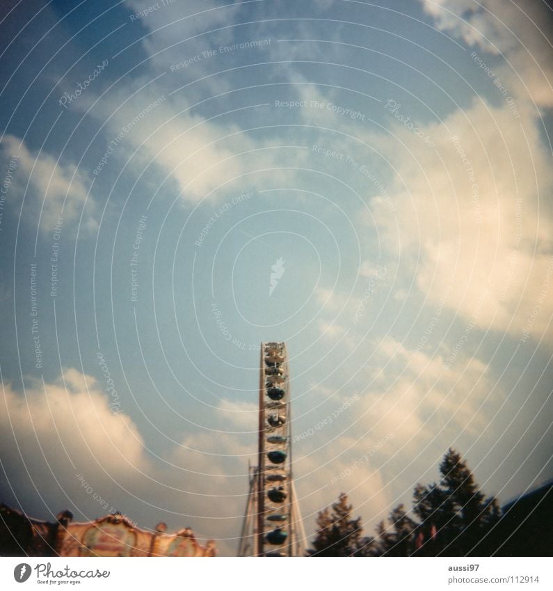 Fairground II Jahrmarkt Fahrgeschäfte Schausteller Auto-Skooter Karussell Kettenkarussell Mittelformat analog Blues träumen Erholung Riesenrad Holga Lomografie