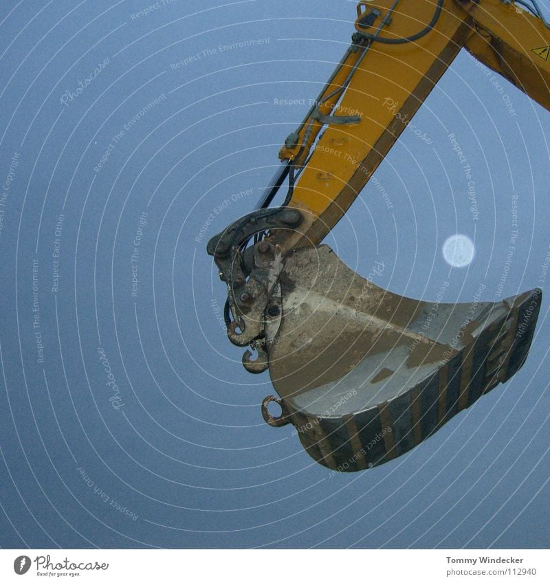 Catch the moon Baggerschaufel Baumaschine Nacht Baufahrzeug Schaufel Stahl gelb Fahrzeug heben Mond baggern Himmel Löffelbagger Metall Freisteller