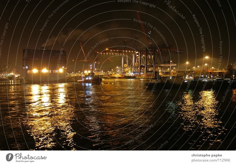 Nachtaufnahme von einer Abfahrt eines Containerschiffes im Hamburger Hafen Güterverkehr & Logistik Containerverladung Hafenkran Industrie Kran Schifffahrt