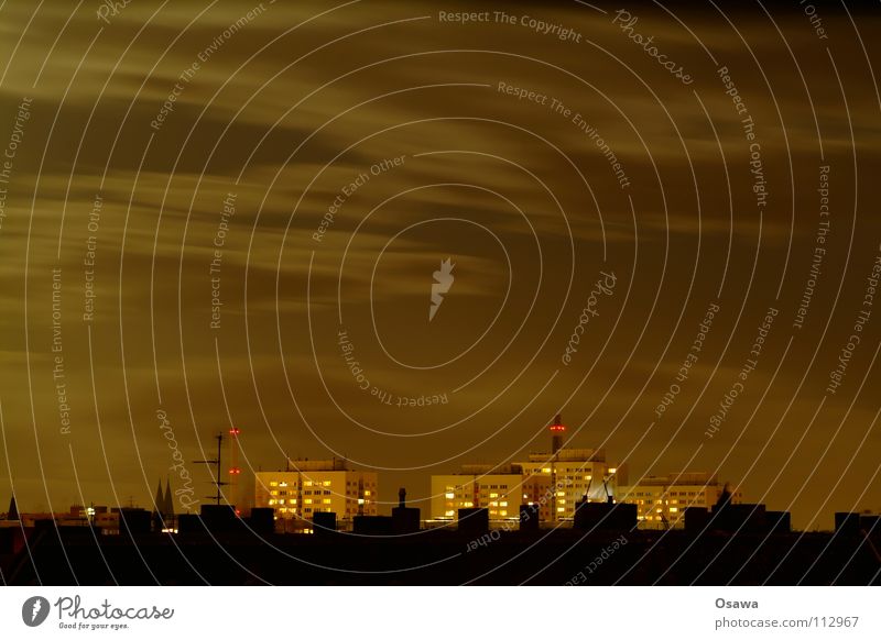 Back to the roots Nacht Nachthimmel Wolken Langzeitbelichtung Gebäude Hochhaus Plattenbau Fassade Fenster Schornstein schwarz Dach Antenne Lichtenberg Himmel