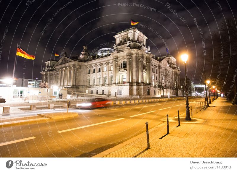 Reichstag bei Nacht Himmel Wolken Hauptstadt Stadtzentrum Bauwerk Architektur Wahrzeichen Deutscher Bundestag Straßenverkehr PKW Bewegung Bildung Berlin