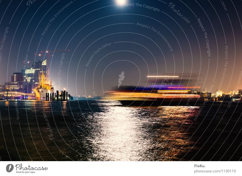 Bewegung auf der Elbe Wasser Mond Vollmond Wellen Fluss Hamburg Stadt Hafenstadt Stadtzentrum Wahrzeichen Verkehr Verkehrsmittel Verkehrswege Personenverkehr