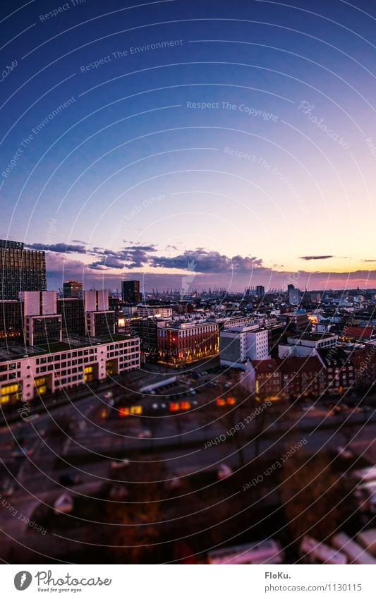 Über den Dächern von Hamburg Stadt Hafenstadt Stadtzentrum Haus Hochhaus Bauwerk Gebäude Architektur Verkehr Verkehrswege Straßenverkehr blau Horizont