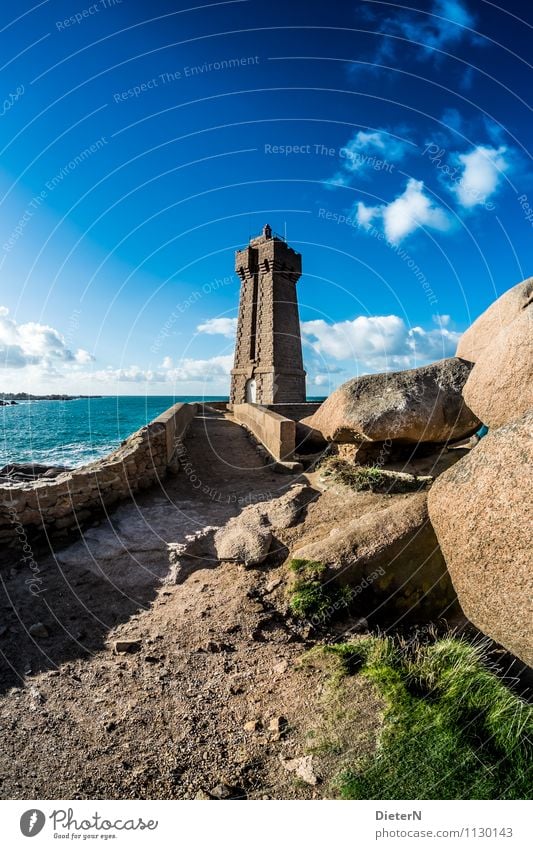 In Fels gehauen Natur Landschaft Erde Sand Wasser Himmel Wolken Sommer Wetter Schönes Wetter Wellen Küste Meer Atlantik blau braun rosa weiß Leuchtturm