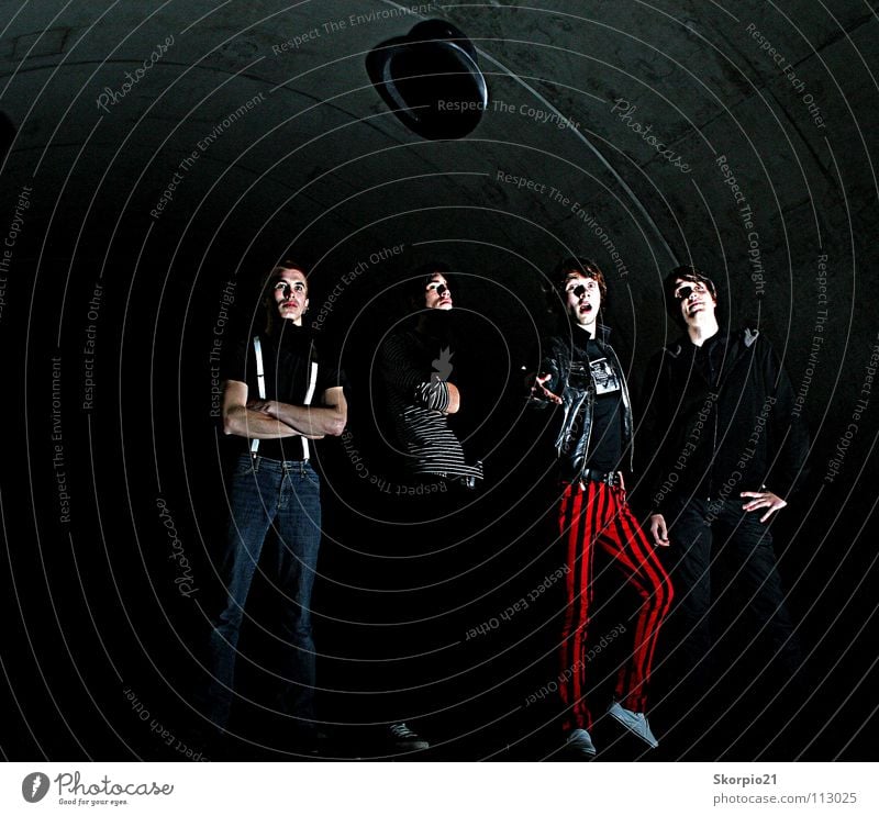 The Stories dunkel Nacht Tunnel Photo-Shooting Konzert Musik Menschengruppe Zylinder Schnur werfen Hut Freude Rockmusik