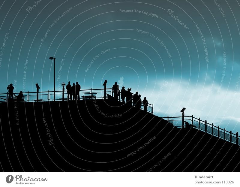 MUC München schaulustig Wolken Silhouette Sehnsucht Fernweh faszinierend Fernglas Teleskop Licht stehen dunkel schwarz beobachten Gegenlicht Menschengruppe