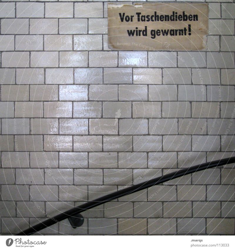 Aufgepasst Beton schwarz grau steigen gehen dunkel Treppenhaus Wand Backstein Monochrom Grauwert Dieb Diebstahl entwenden Kontrolle Häusliches Leben Geländer