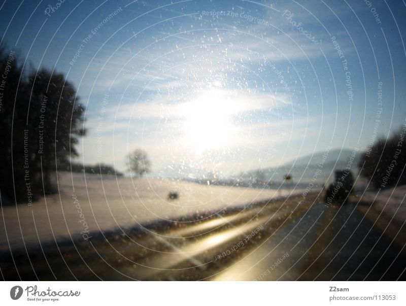 straße ins glück II Landstraße Winter Licht Baum fahren glänzend gelb Fahrbahn Himmel Glück Wege & Pfade Straße Pfosten Berge u. Gebirge Alpen Schnee blau Sonne