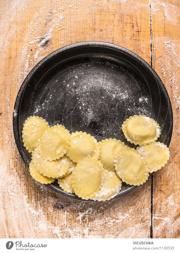 Tortellini in schwarzem Teller mit Mehl Lebensmittel Teigwaren Backwaren Ernährung Mittagessen Abendessen Bioprodukte Vegetarische Ernährung Diät