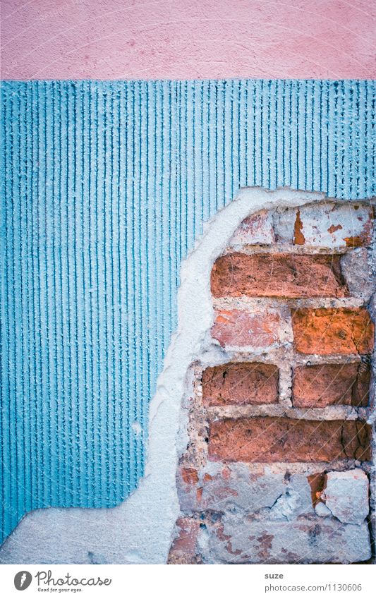 Innere Werte Kunst Kunstwerk Haus Mauer Wand Fassade alt authentisch dreckig kaputt blau rosa rot Verfall Vergangenheit Vergänglichkeit Wandel & Veränderung