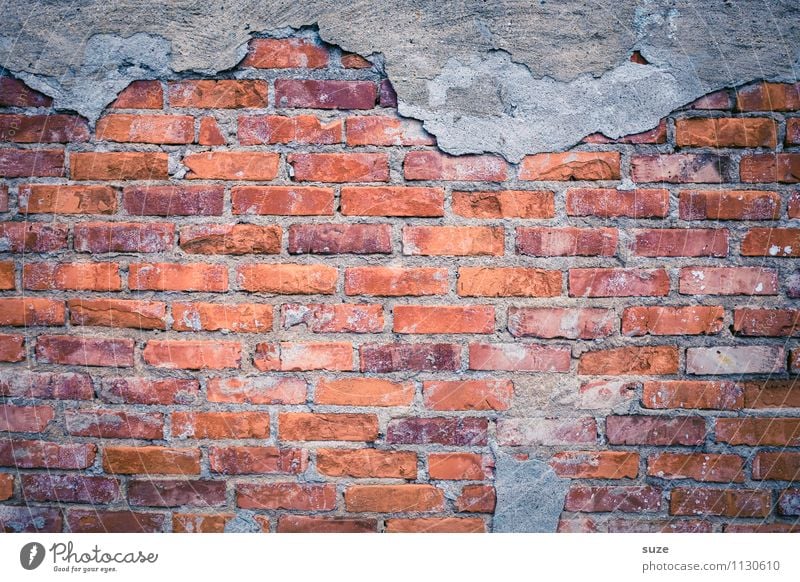 Offen für Neues Mauer Wand Fassade alt authentisch dreckig kaputt nackt grau rot Verfall Vergangenheit Vergänglichkeit Hintergrundbild Backstein Backsteinwand