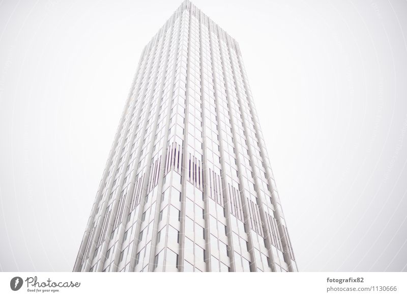 wolkenkratzer. viele treppen. Haus Bankgebäude Bauwerk Gebäude Architektur Fassade Beton groß Unendlichkeit hoch weiß Hochhaus Turm Frankfurt am Main Skyline