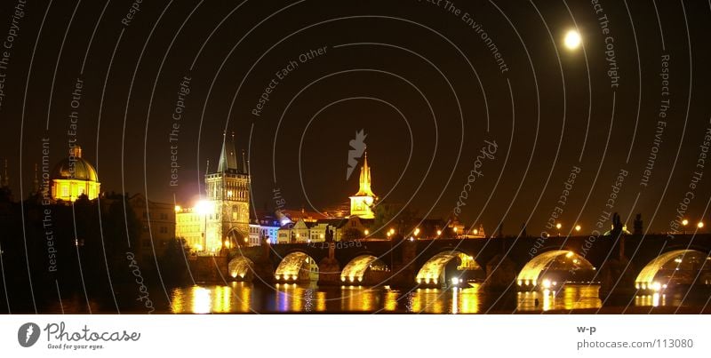 Nachtschwärmer dunkel Spiegel Prag Karlsbrücke schwarz Wasseroberfläche schön Lichtspiel Tschechien Nachtaufnahme Vollmond Bogen Tourismus Panorama (Aussicht)