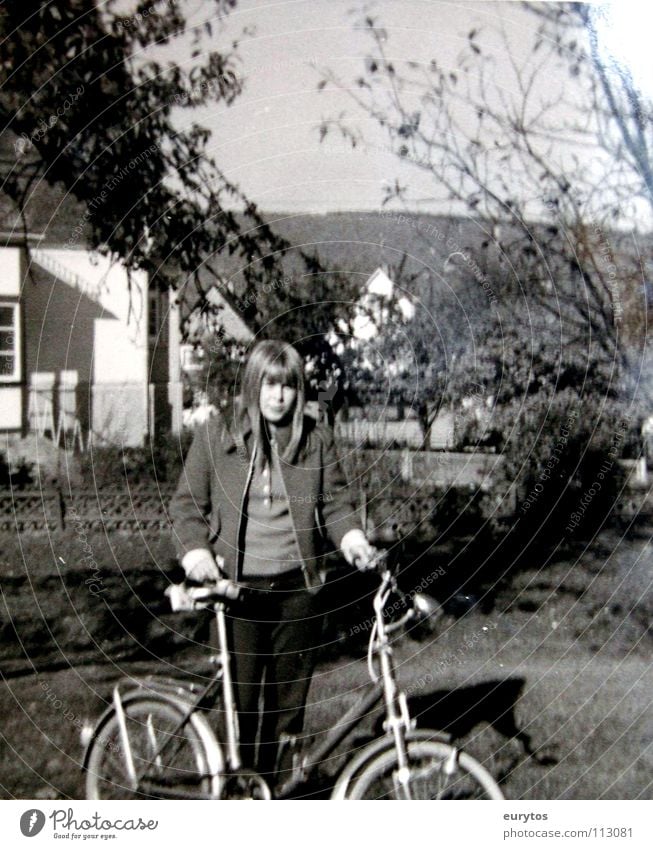 die 60er Fahrrad Kind Mädchen schwarz weiß Sechziger Jahre old-school Schwarzweißfoto