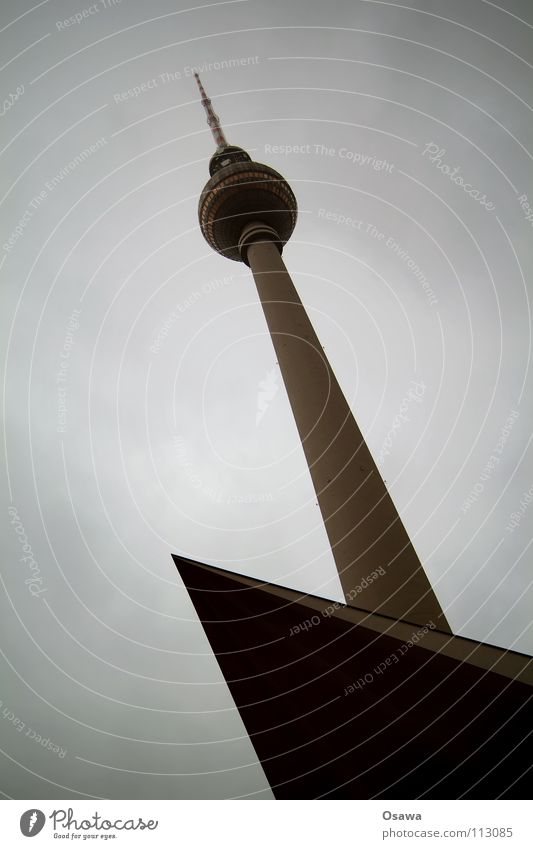 links oben Alexanderplatz Beton Regen Wolken Wolkendecke grau schlechtes Wetter Wahrzeichen Antenne Denkmal Berliner Fernsehturm Turm bedecken Spitze