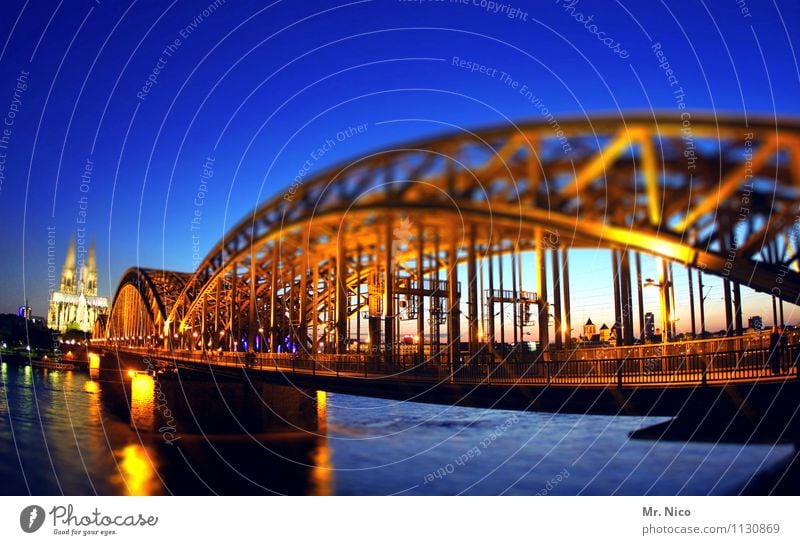 dumm rumstehen und gut aussehen Freizeit & Hobby Tourismus Sightseeing Städtereise Wolkenloser Himmel Stadt Brücke Bauwerk Architektur Sehenswürdigkeit