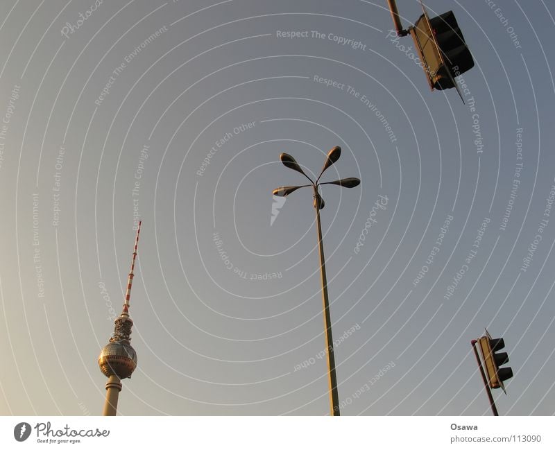 Lichtzeichenanlagengesteuerte Fußgängerquerungsmöglichkeit Alexanderplatz Beton Laterne Lampe Ampel Wahrzeichen Antenne Denkmal Berliner Fernsehturm Turm Himmel