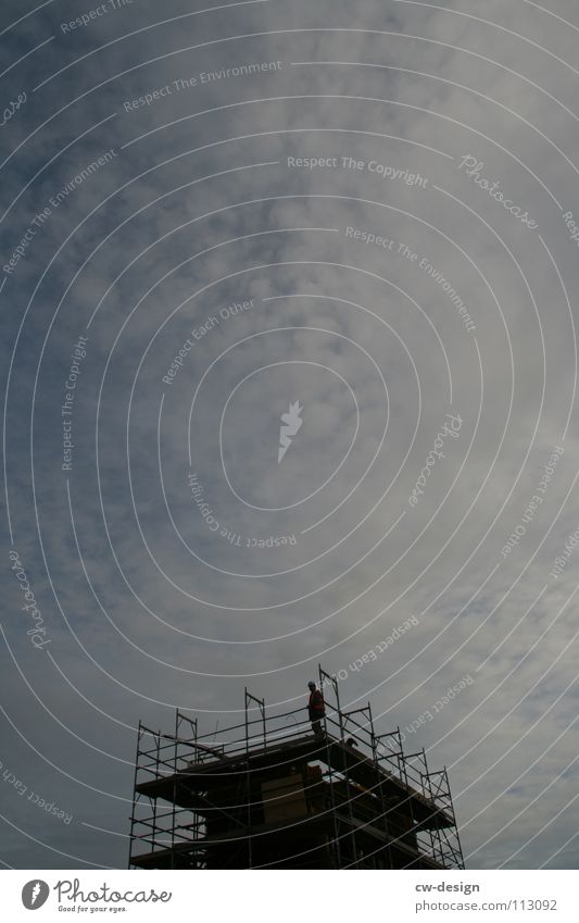 one man standing Baustelle dunkel Arbeiter Staub Nebel schlechtes Wetter grau trist Baugerüst Schutzanzug Arbeitszeit Hochsitz beklemmend Mann maskulin