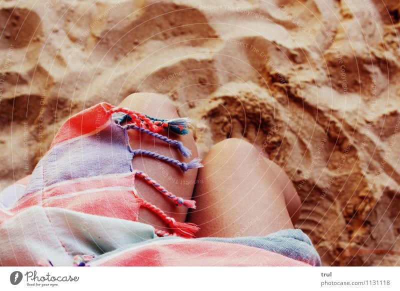 Mehr Meer Bitte ! Ferien & Urlaub & Reisen Sommer Strand Schwimmen & Baden Glück nackt natürlich Knie Beine Handtuch Sandstrand Farbfoto Außenaufnahme