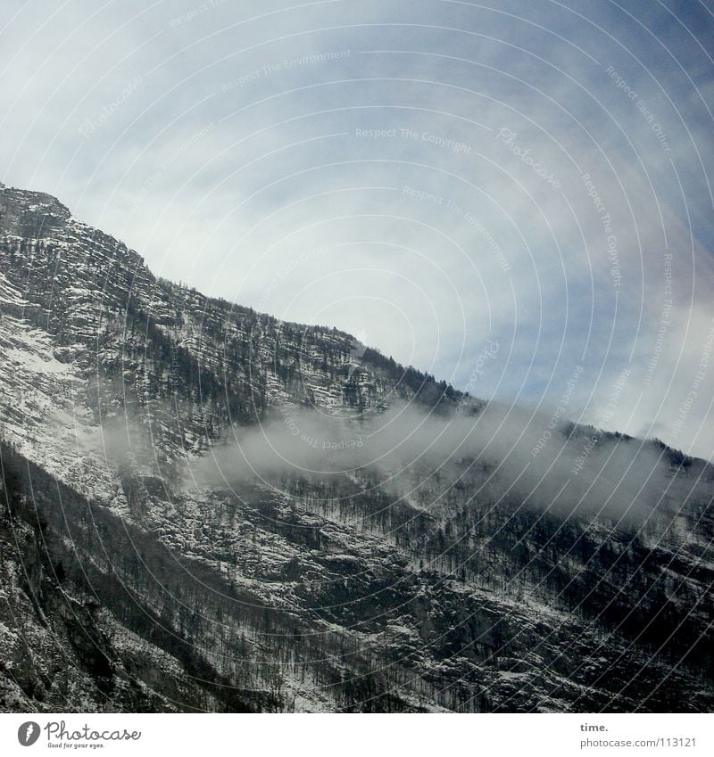 Der Berg raucht ja! staunte Lukas Winter Schnee Berge u. Gebirge Himmel Wolken schlechtes Wetter Nebel Schlucht Rauch hoch grau Berghang Schneise Raureif