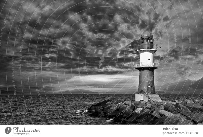 Stiller Leuchtturm Ausflug Abenteuer Ferne Expedition Strand Meer Insel Umwelt Wasser Wolken Gewitterwolken schlechtes Wetter Unwetter Sehenswürdigkeit