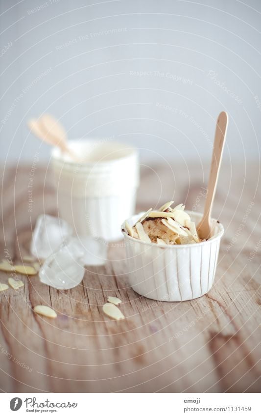 Baneneis Dessert Speiseeis Süßwaren Ernährung Picknick Fingerfood hell lecker süß Farbfoto Innenaufnahme Menschenleer Textfreiraum oben Hintergrund neutral Tag