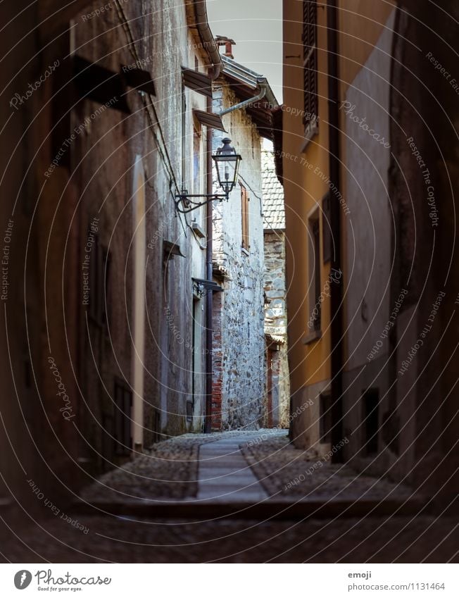 Italien Umwelt Natur Dorf Fischerdorf Kleinstadt Haus dunkel Schatten Gasse Stein Steinwand Kopfsteinpflaster Pflastersteine Farbfoto Außenaufnahme Menschenleer