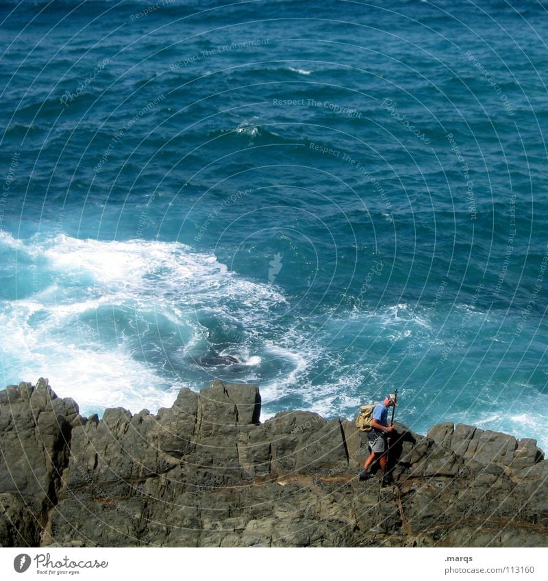 Fisherman Meer nass Klippe Ecke Stein Herr Mann Angler Angeln Fischer gehen Suche wandern Sommer Freizeit & Hobby Leidenschaft Wellen Brandung Strömung Gischt