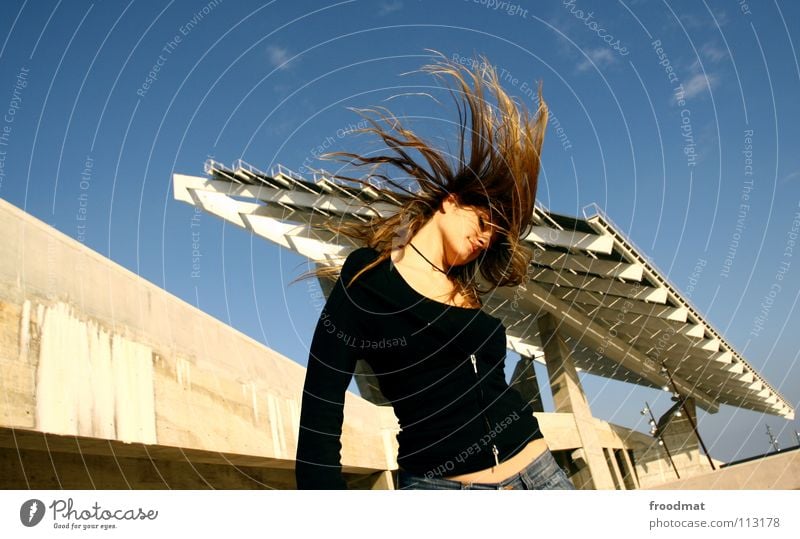 Solhaardach Aktion liebste schön Beton Dach Party diagonal Forum blond Schwung Haare & Frisuren prächtig süß Frau Sommer fliegen Bewegung Dynamik siana Himmel