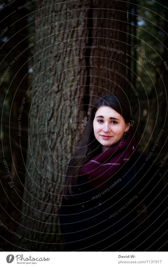 es wird kälter Mensch feminin Junge Frau Jugendliche Erwachsene Leben 1 Umwelt Natur Herbst Klimawandel Wetter schlechtes Wetter Baum Wald Schal brünett Lächeln