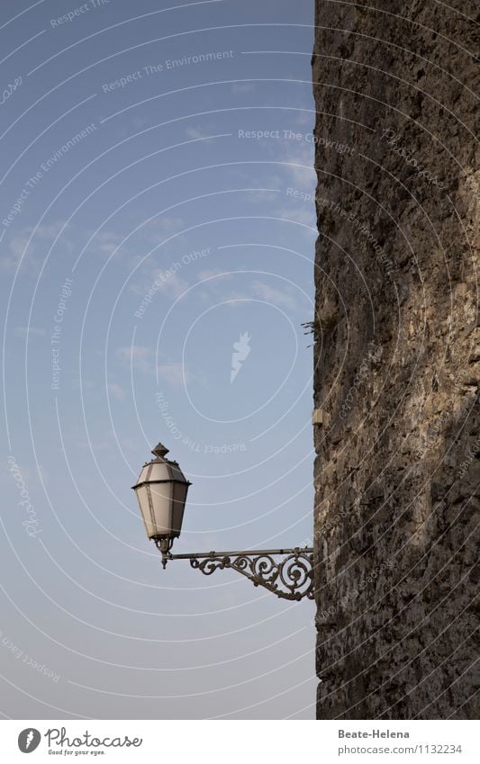 du Armleuchter Lifestyle Handwerker Bauwerk Mauer Wand Dekoration & Verzierung leuchten ästhetisch außergewöhnlich blau schwarz weiß authentisch Lampe