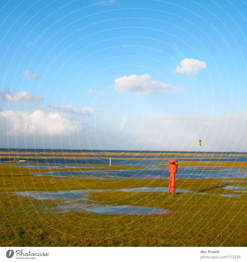 rotkäppchen am strand Meer Strand Wolken Kiting Surfer Gras grün November Herbst Himmel Küste Nordsee Wind blau Klarheit hooksiel