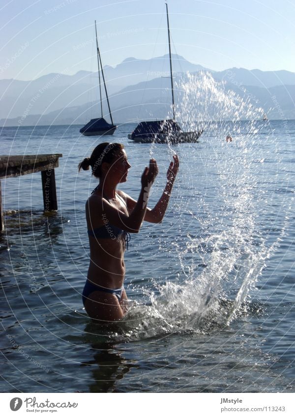 Wasserspiel Frau Jugendliche Bikini See Gegenlicht Kurzzeitbelichtung Momentaufnahme Reflexion & Spiegelung Segelboot Steg Österreich Attersee Spielen JMstyle