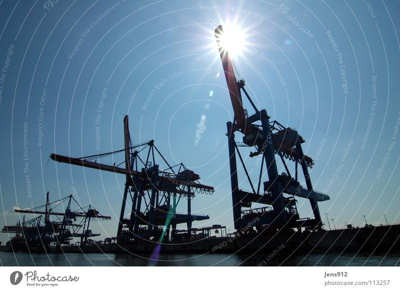 Blendende Kräne Kran Hafenkran schwarz Gegenlicht blenden Sonnenstrahlen Dienstleistungsgewerbe Hamburg Himmel blau Schatten Flare Blendenfleck Beleuchtung