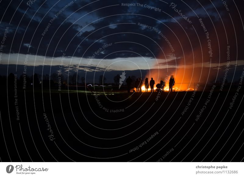 Das Reich der Schatten Mensch Menschengruppe Wolken Feld leuchten außergewöhnlich bedrohlich Endzeitstimmung Surrealismus Tradition Ostern Osterfeuer Brand