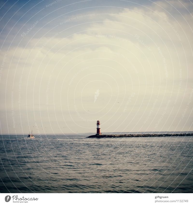 Leuchtturm Meer Orientierung Boot Richtung Himmel Wasser Mole Schifffahrt blau Ostsee Deutschland Landschaft Weite Horizont Tourismus Außenaufnahme Warnemünde