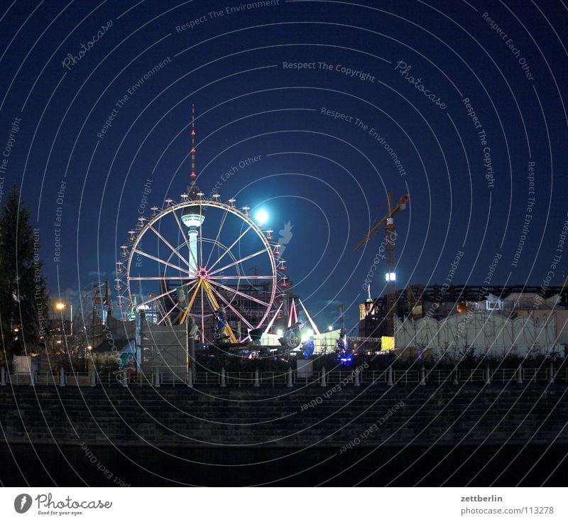 Berlin Zentrum Ost Alexanderplatz Riesenrad Weihnachtsmarkt Vollmond Palast Palast der Republik Kran Baukran Baustelle Nacht Nachthimmel Langzeitbelichtung