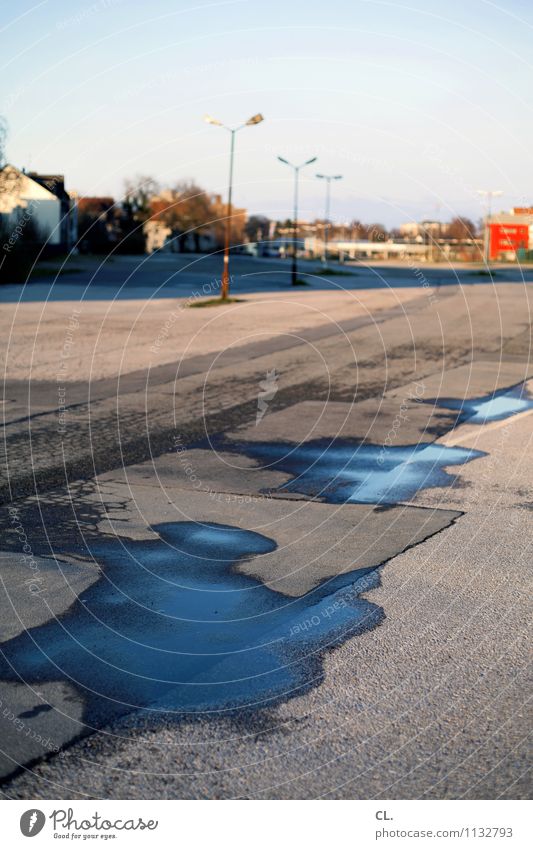 platz Umwelt Wasser Himmel Schönes Wetter Haus Platz Parkplatz Verkehrswege Wege & Pfade Laternenpfahl Straßenbeleuchtung Asphalt Stadt Farbfoto Außenaufnahme