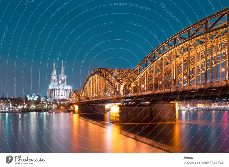 Klassiker Tourismus Städtereise Wasser Köln Stadt Altstadt Skyline Dom Brücke Hohenzollernbrücke alt ästhetisch groß gelb weiß Farbfoto mehrfarbig Außenaufnahme