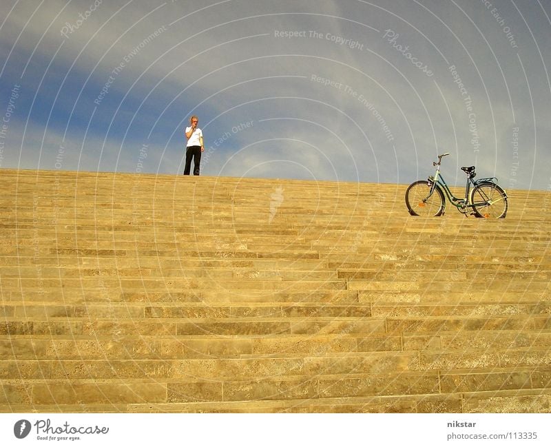 großes fragezeichen (Original) Fahrrad Mann Wolken gelb grau Bewegung blond Dresden Schönes Wetter Himmel Treppe Mensch gold blau Güterverkehr & Logistik