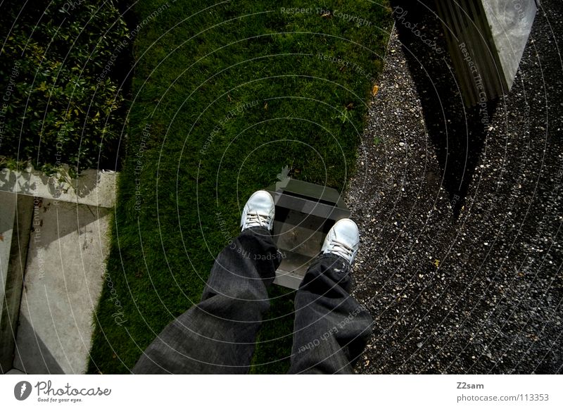 abgestanden stehen Müllbehälter Park Wiese graphisch einfach Kies Kieselsteine Mann Schuhe weiß Sträucher grün sehr wenige Stil Geometrie Vogelperspektive Beton