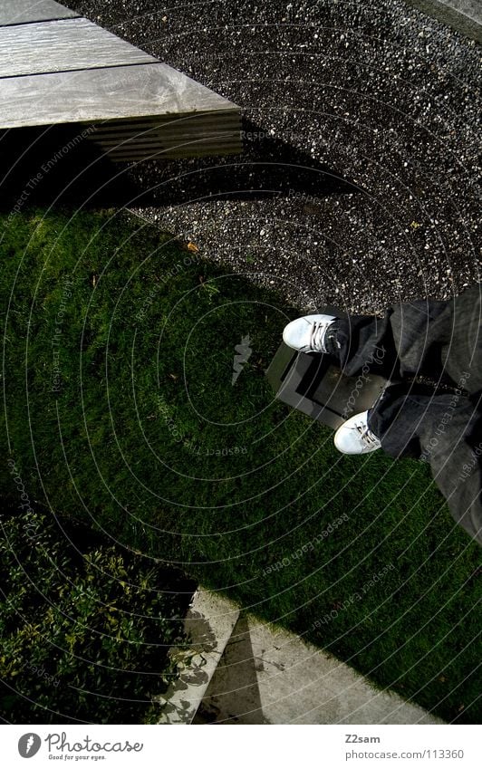 abgestanden II stehen Müllbehälter Park Wiese graphisch einfach Kies Kieselsteine Mann Schuhe weiß Sträucher grün sehr wenige Stil Geometrie Vogelperspektive