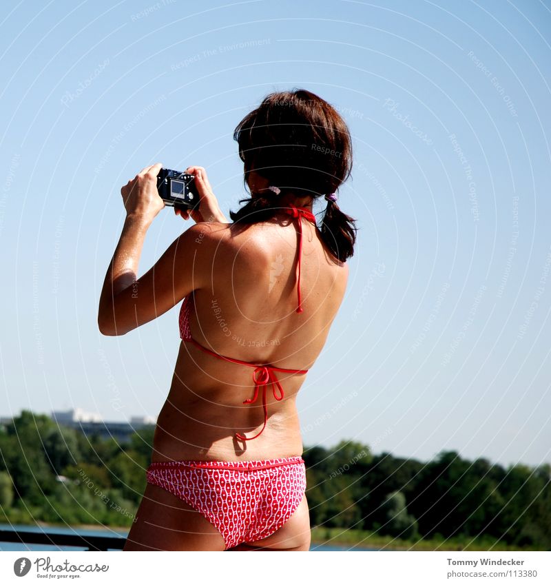 Paparazzi im Bikini Frau Meer Strand Ferien & Urlaub & Reisen Sommer schön attraktiv braun Erotik Sonnenbad Gesäß Hinterteil feminin Wäsche Körperhaltung lang