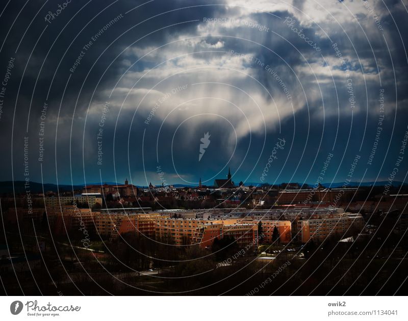 Berührung Umwelt Gewitterwolken Horizont Klima Wetter Unwetter Sturm Regen Kleinstadt Skyline bevölkert Haus Kirche Bauwerk Gebäude Plattenbau Stadtteil